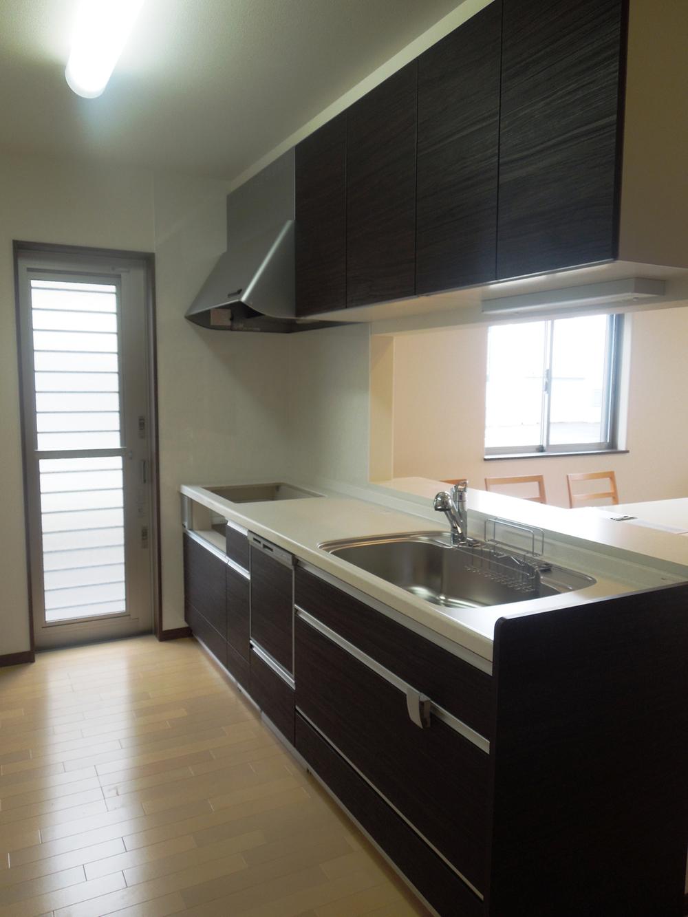 Dish washing and drying machine ・ Standard water purifier built-in faucet is. In yet one push, Slip and open cooking utensils handy pocket storage that can be taken out as quick with a "pitter-patter-kun"