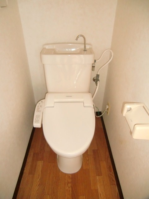 Toilet.  ☆ Hot-water heating toilet seat ☆