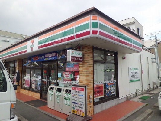 Convenience store. 500m to Seven-Eleven (convenience store)