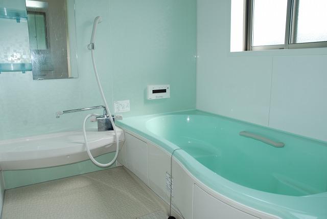 Bathroom. Large bathtub that can stretch the legs