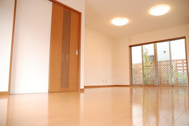 Living. About 21 tatami spacious and bright living room