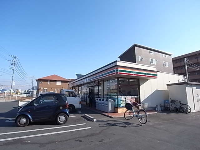 Convenience store. 450m to Seven-Eleven (convenience store)