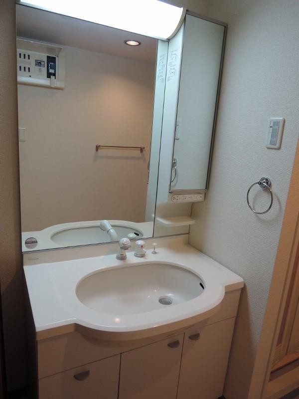 Wash basin, toilet. Wide Shampoo dresser
