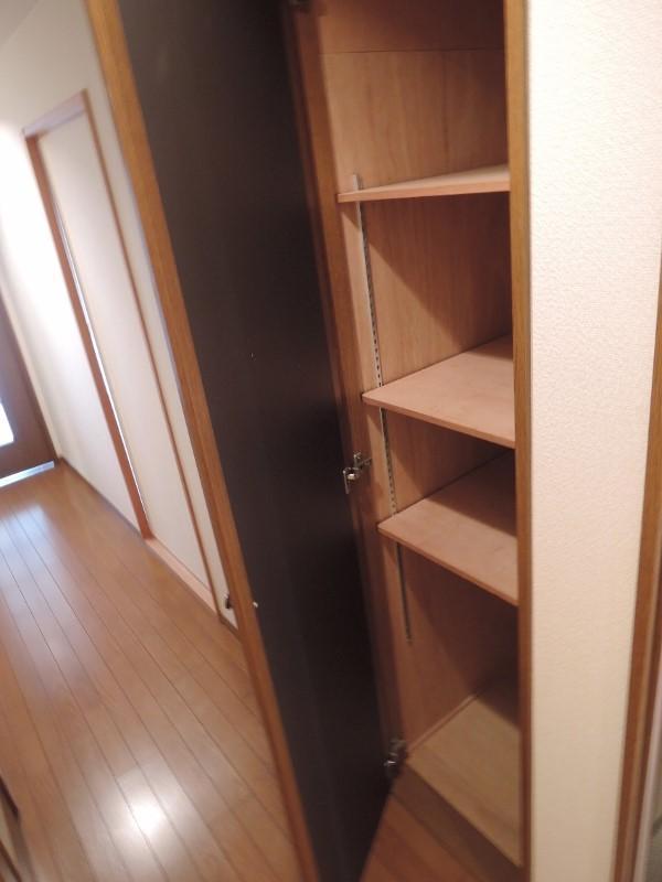 Receipt. Hallway storage, It is surprisingly scarce storage space such as a vacuum cleaner (^ - ^)