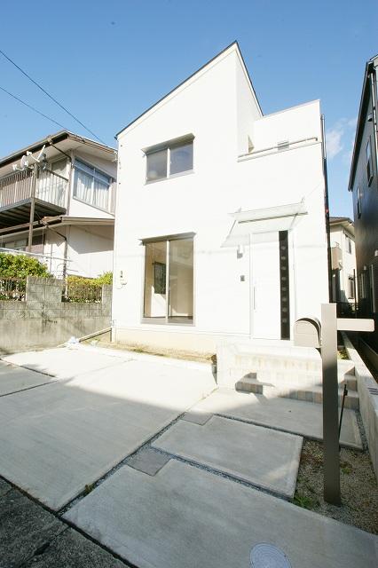 Local appearance photo. Stylish neat and clean appearance