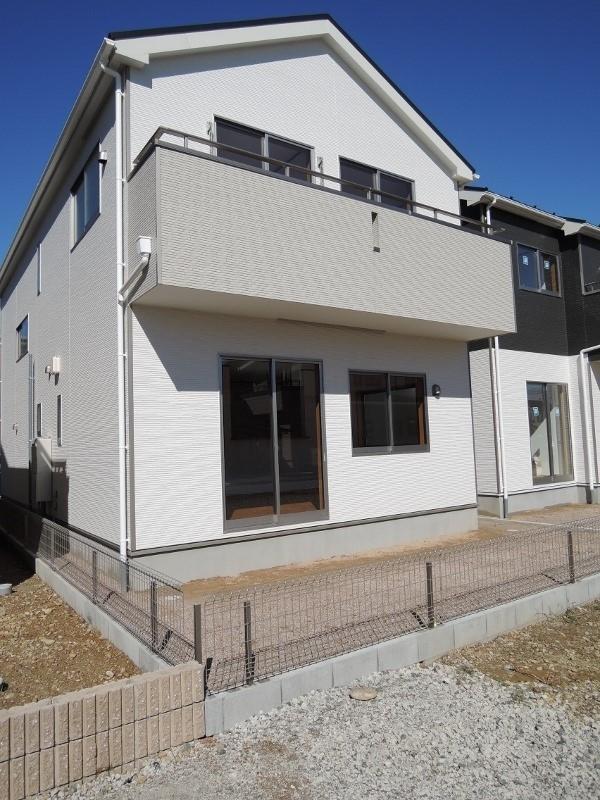 Local appearance photo.  [4 Building] Nantei sunny, It is a simple white outer wall (^^)