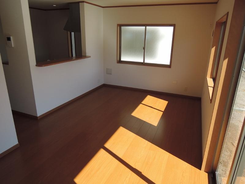 Living. Yang per good, South living! All rooms have double-glazing