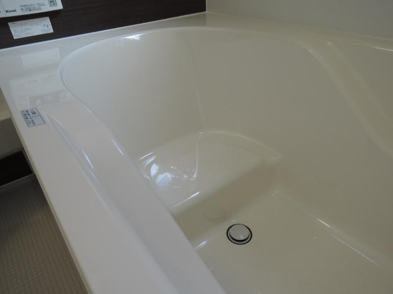 Bathroom. Hot water in the bathtub with a stool ~ Tsu or bus time (^ O ^)