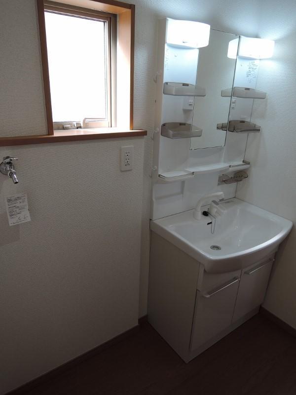 Wash basin, toilet. Shampoo dresser, Washing machine Storage