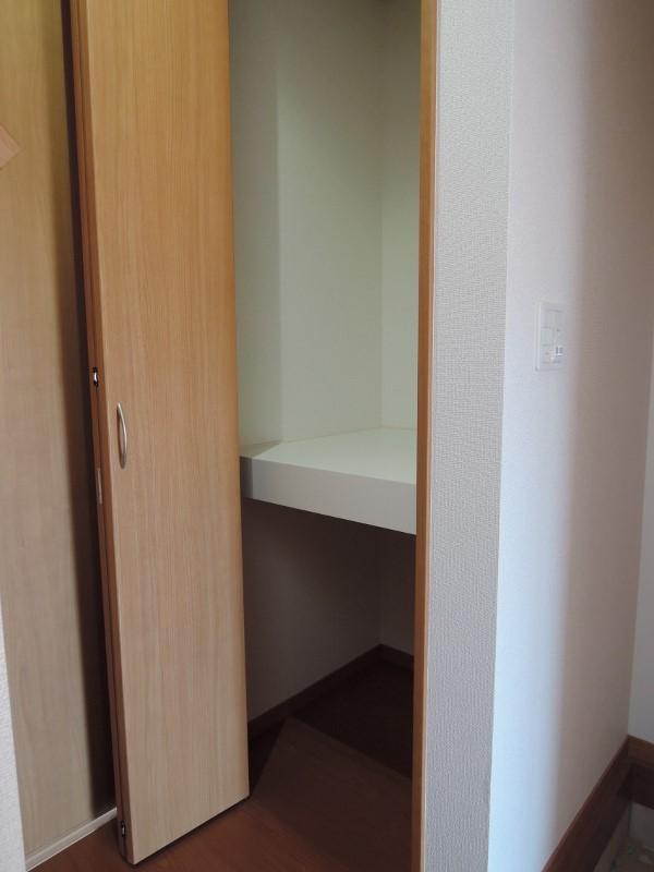 Receipt. Hallway storage of stairs around. It has become a functional design. 