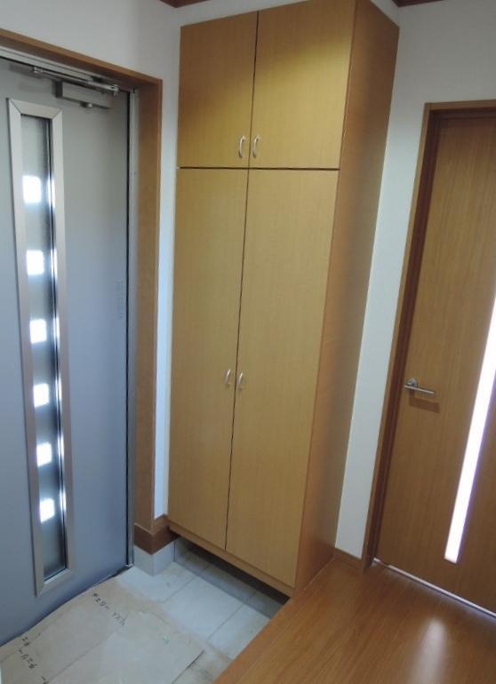 Entrance. Natural light of door glass, We welcome the refreshing your family. 