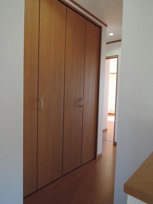 Receipt. Second floor hallway accommodated between 1! It will really come in handy ~ ! 