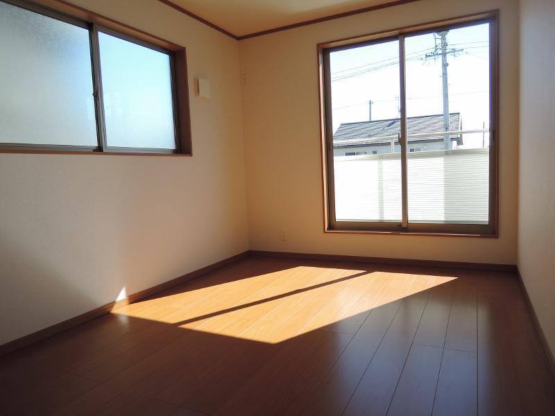 Non-living room. Second floor of the room will be all rooms dihedral daylighting. 