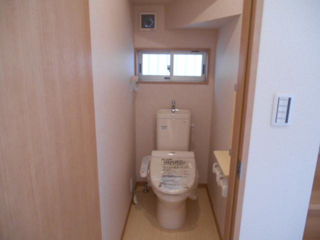 Toilet. Indoor (11 May 2013) Shooting