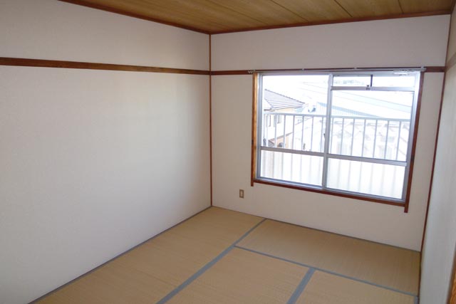 Living and room. Japanese-style room 6 Pledge (with closet) is also good view from the window because it is a little hill.