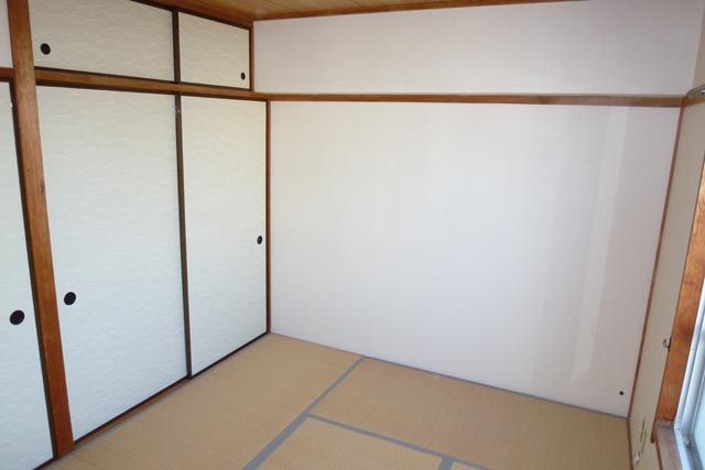 Living and room. Japanese-style room (6 quires) There are closet in 2 rooms both.