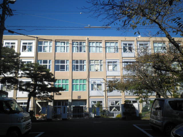 Junior high school. 544m to the Hamamatsu Municipal hill junior high school (junior high school)