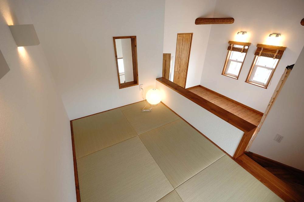 Non-living room. There is a tatami space, such as a loft. Or sleeping with children, It also come in handy as a study space. 