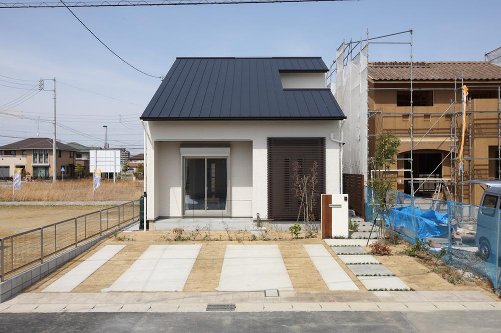 Local appearance photo. Large roof modern sum of the characteristic appearance, such as the seemingly one-story. 