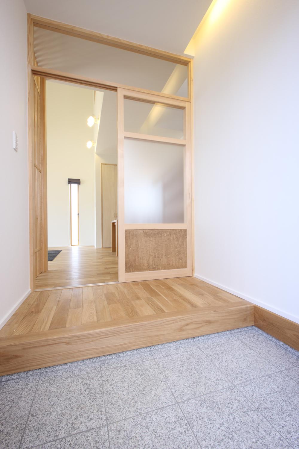 Other introspection. Upon entering the front door is a bright space where the light is plugged. 