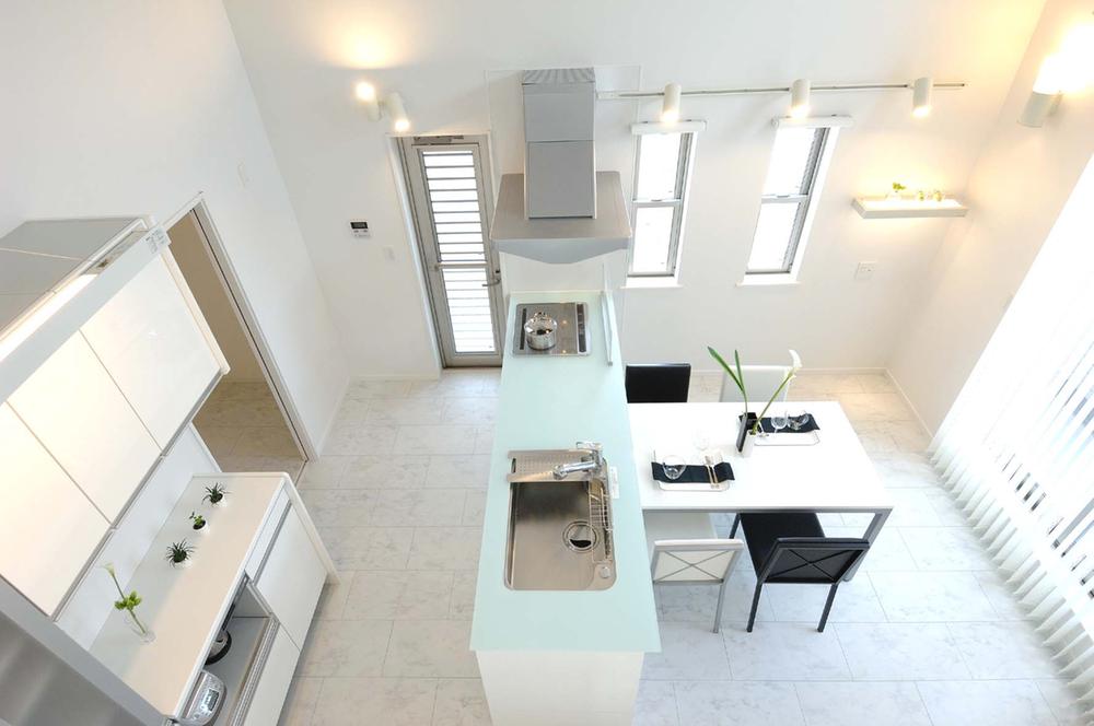 Dining kitchen is split-level home. High ceilings, It is bright space. . Dining kitchen is split-level home. 