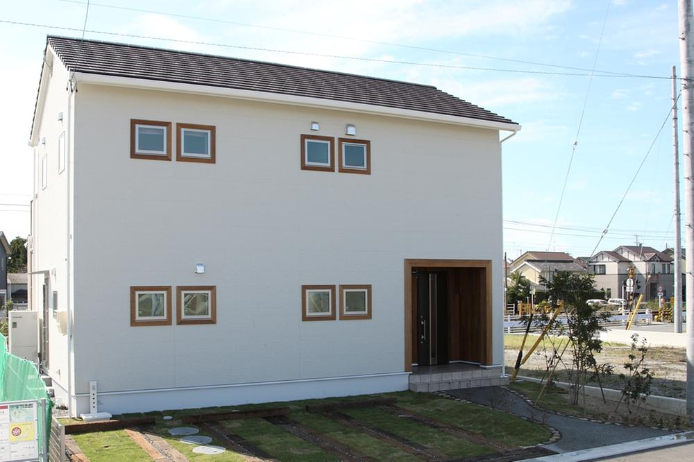 Local appearance photo. Accent windows in the simple appearance. 