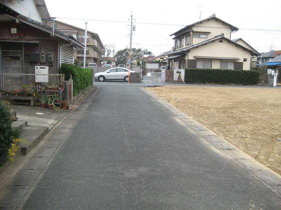 Local photos, including front road. Bentenjima is selling land south road.