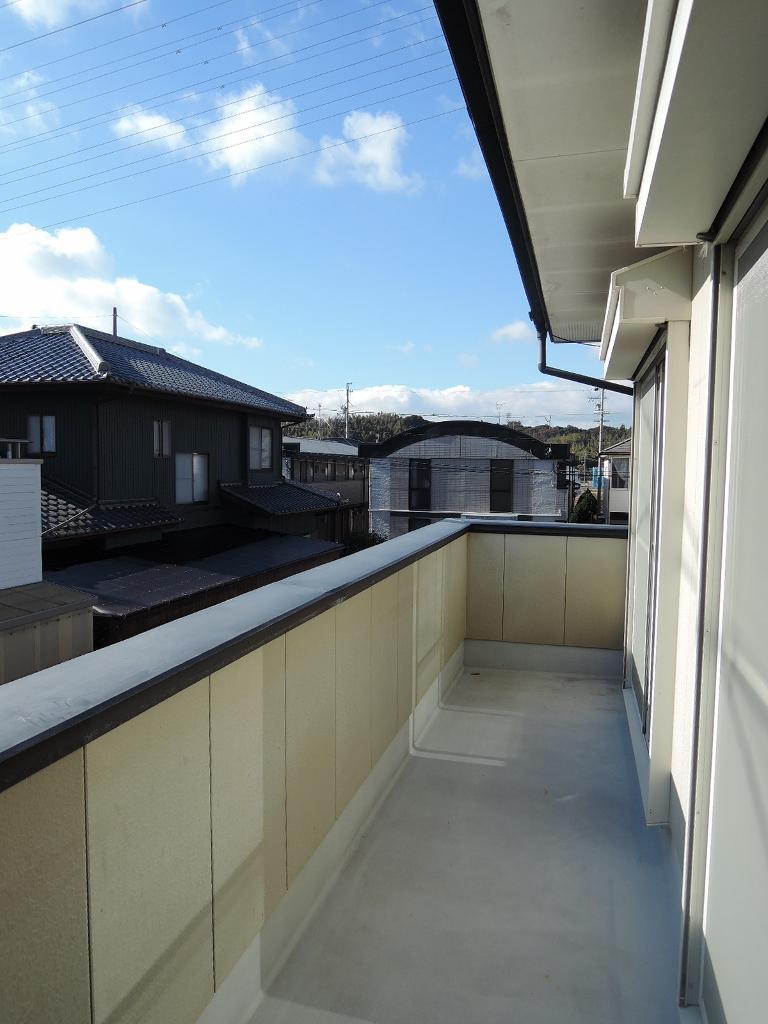 Balcony. South-facing balcony! It dries laundry is well.