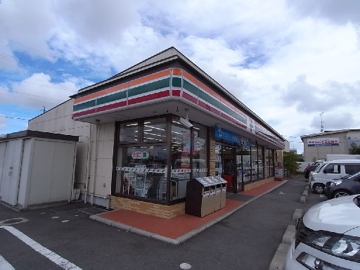 Convenience store. 450m to Seven-Eleven (convenience store)