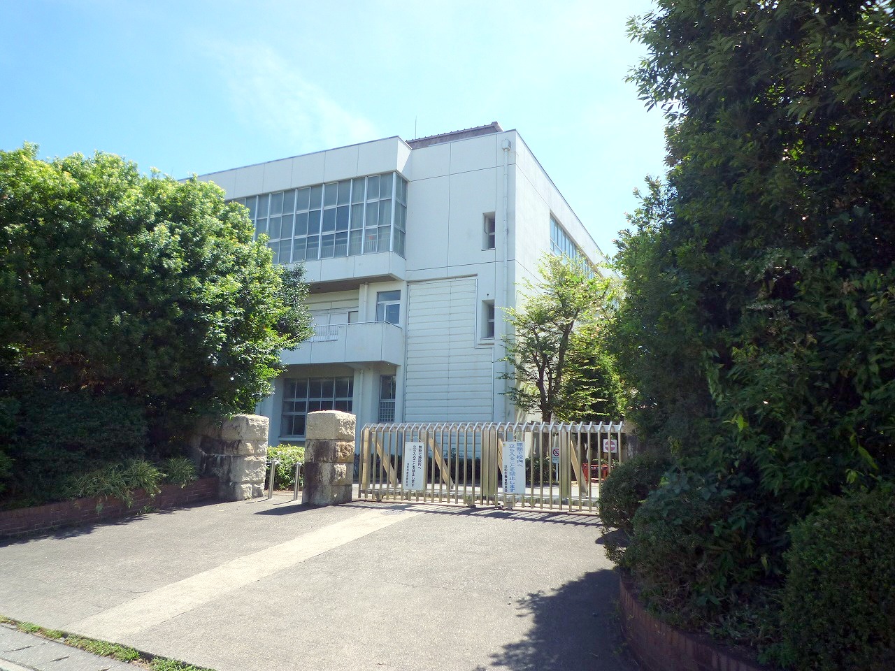 Junior high school. 334m to the Hamamatsu Municipal Yuto junior high school (junior high school)