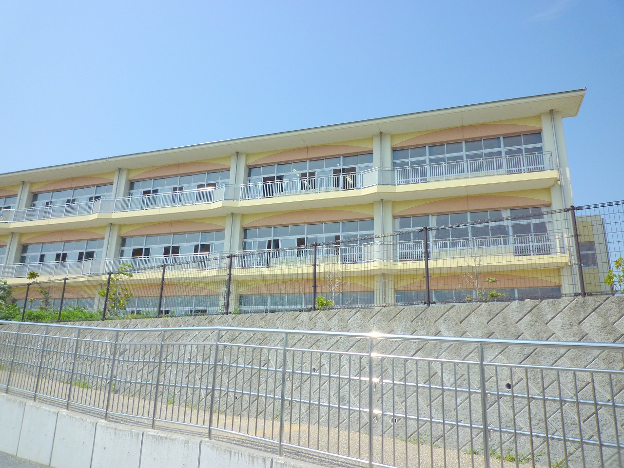 Primary school. 607m to the Hamamatsu Municipal Yuto elementary school (elementary school)