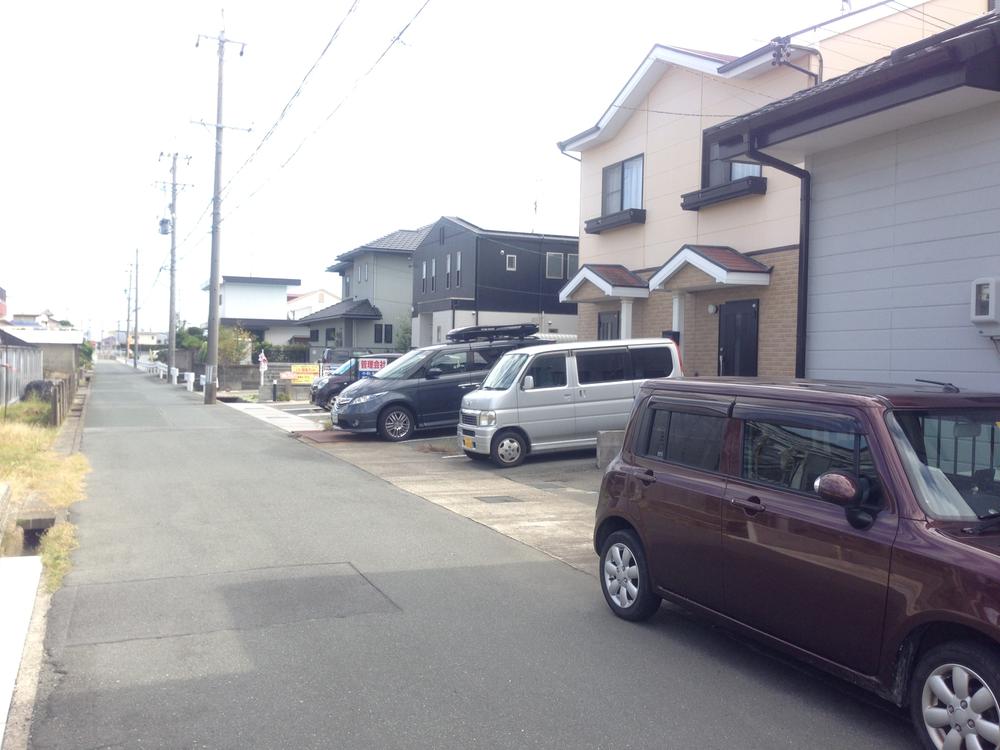 Local photos, including front road. Shooting from northwest