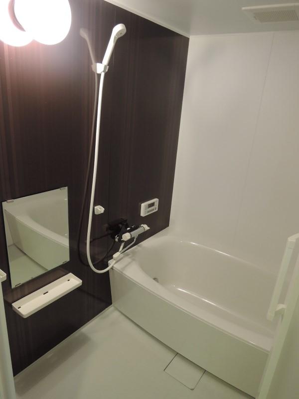 Bathroom. Hot water filling function reheating ※ First floor model room photo