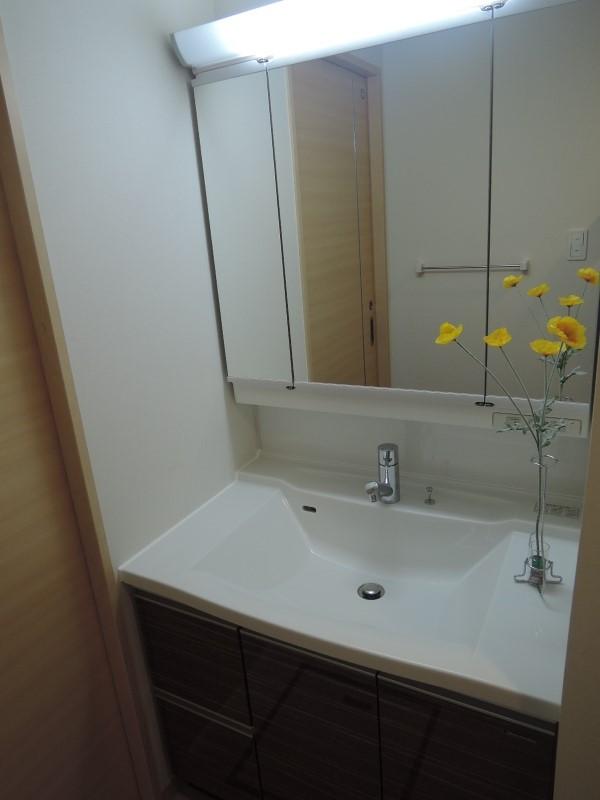 Wash basin, toilet.  ※ First floor model room photo