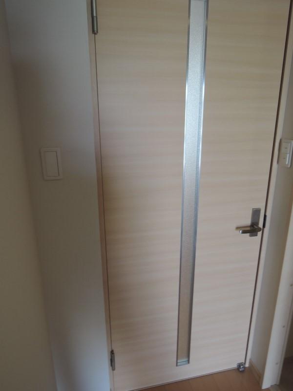 Living. Living door slit glass specification in consideration of the privacy ※ First floor model room photo