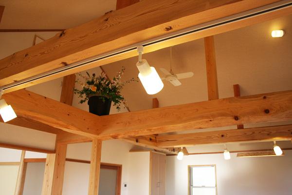 Other introspection. Atrium ceiling of the living room by using beams of solid wood