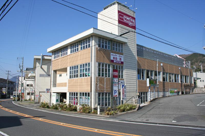 Shopping centre. Makkusubaryu Izukogen to the store 5200m