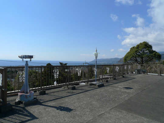 Balcony. Panoramic views of the sea and the Izu Islands. There is also a pair of binoculars to see well in Attractions.