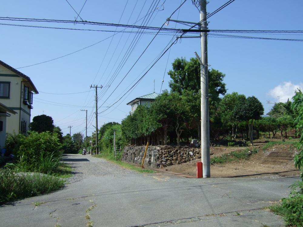 Local photos, including front road. East side road (width 6m)