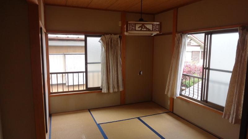 Living and room. 2-way to the window of the Japanese-style room