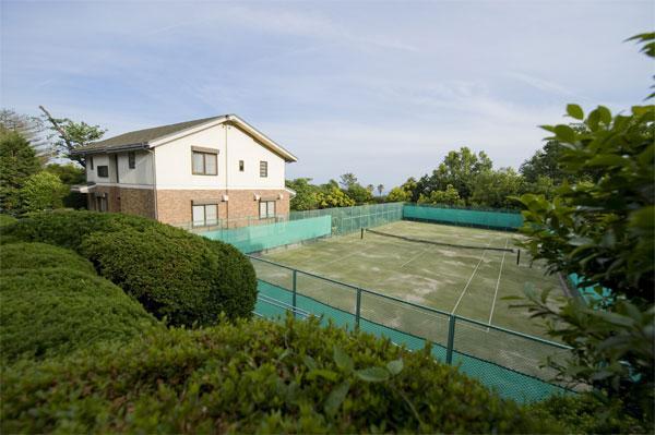 Local appearance photo. There is a tennis court on site.