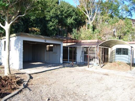 Garden. garage