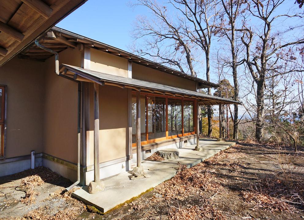 View photos from the dwelling unit. Overlooking the sea and the Oshima Omuro from between the trees