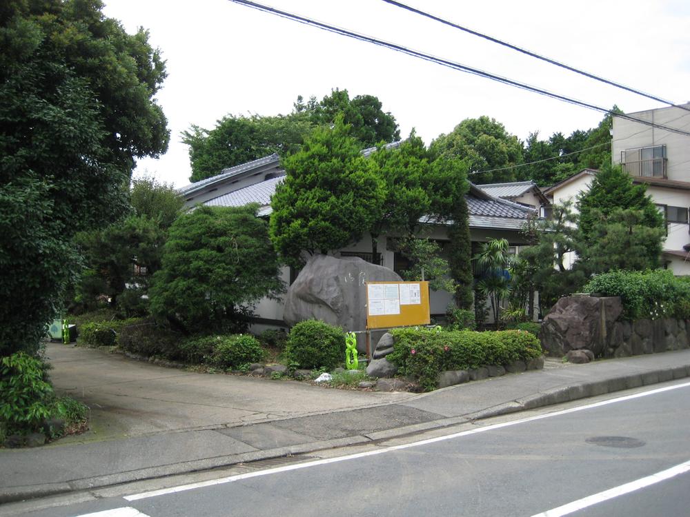 Local photos, including front road. Parking spaces rich