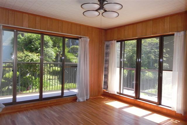 Non-living room. Bright two-sided balcony Western-style