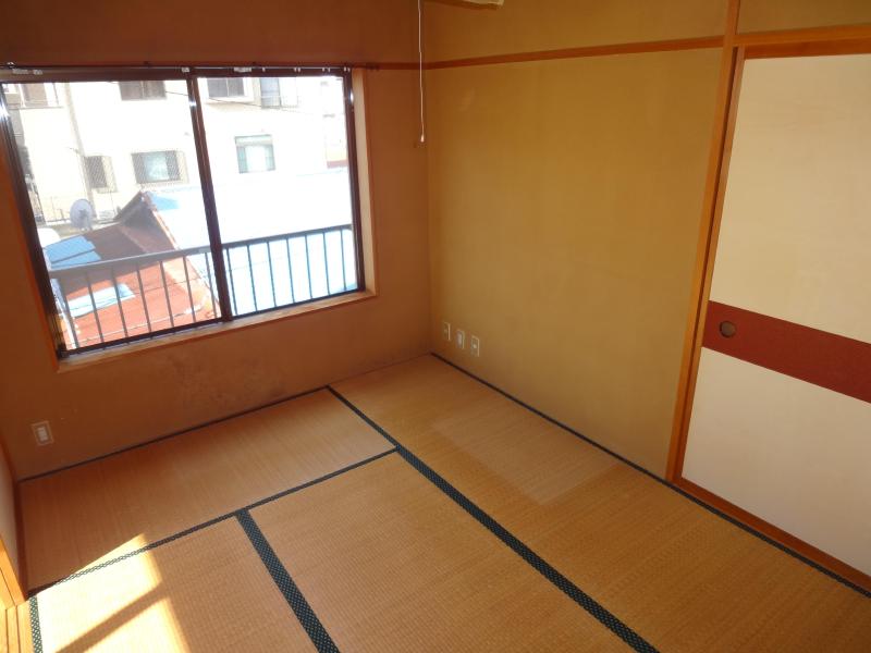 Living and room. Following Japanese-style room!