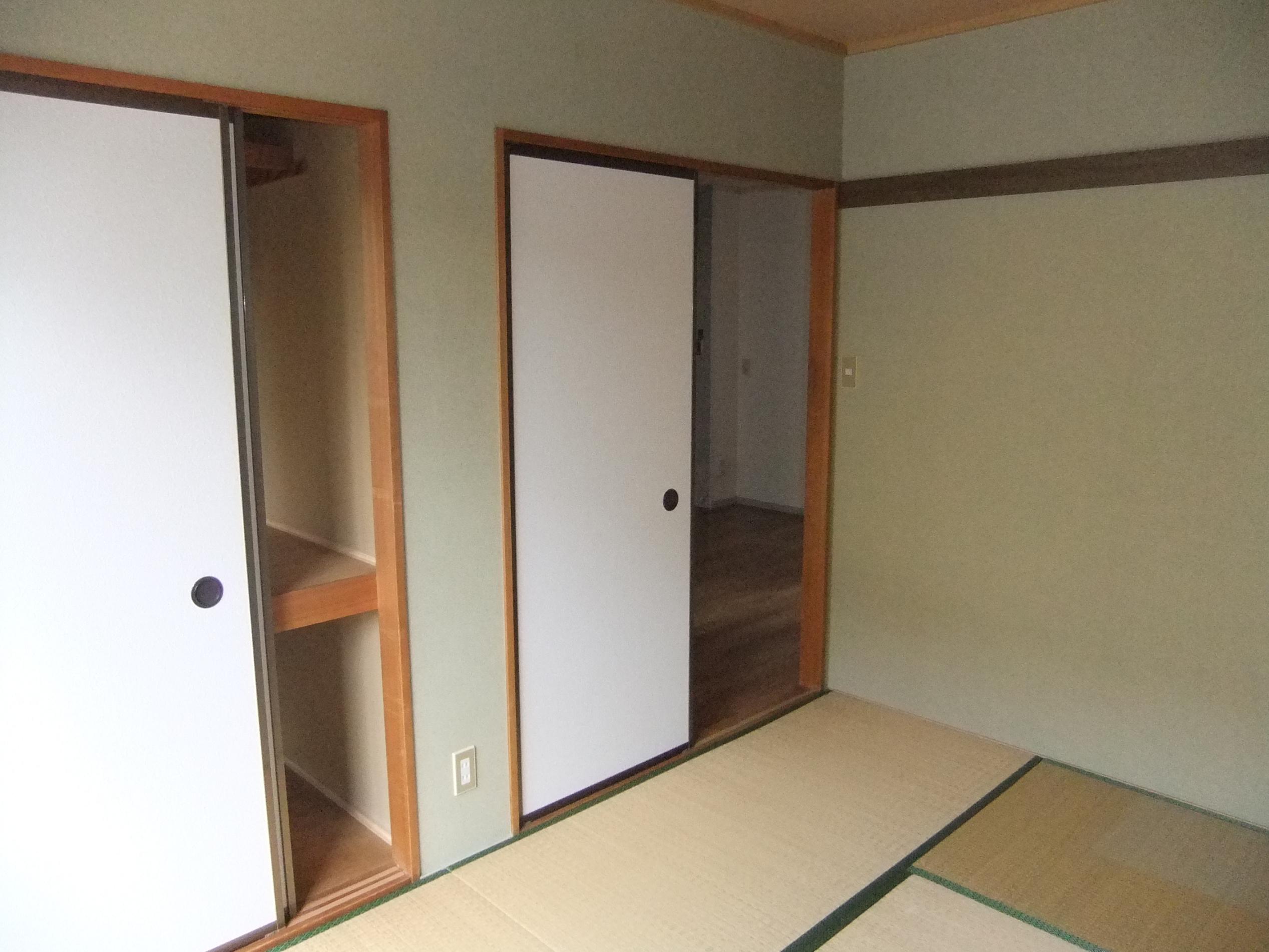 Living and room. The left side of the Japanese-style room from the window side from the kitchen