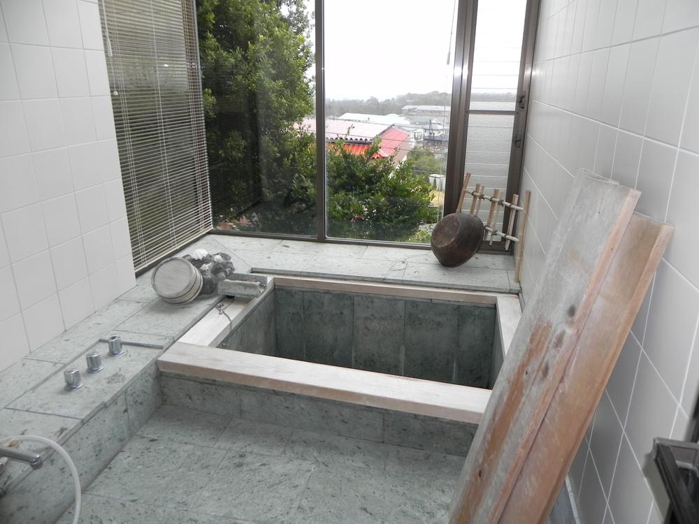 Bathroom. Hot spring with a bathroom to put with views of the sea and stars