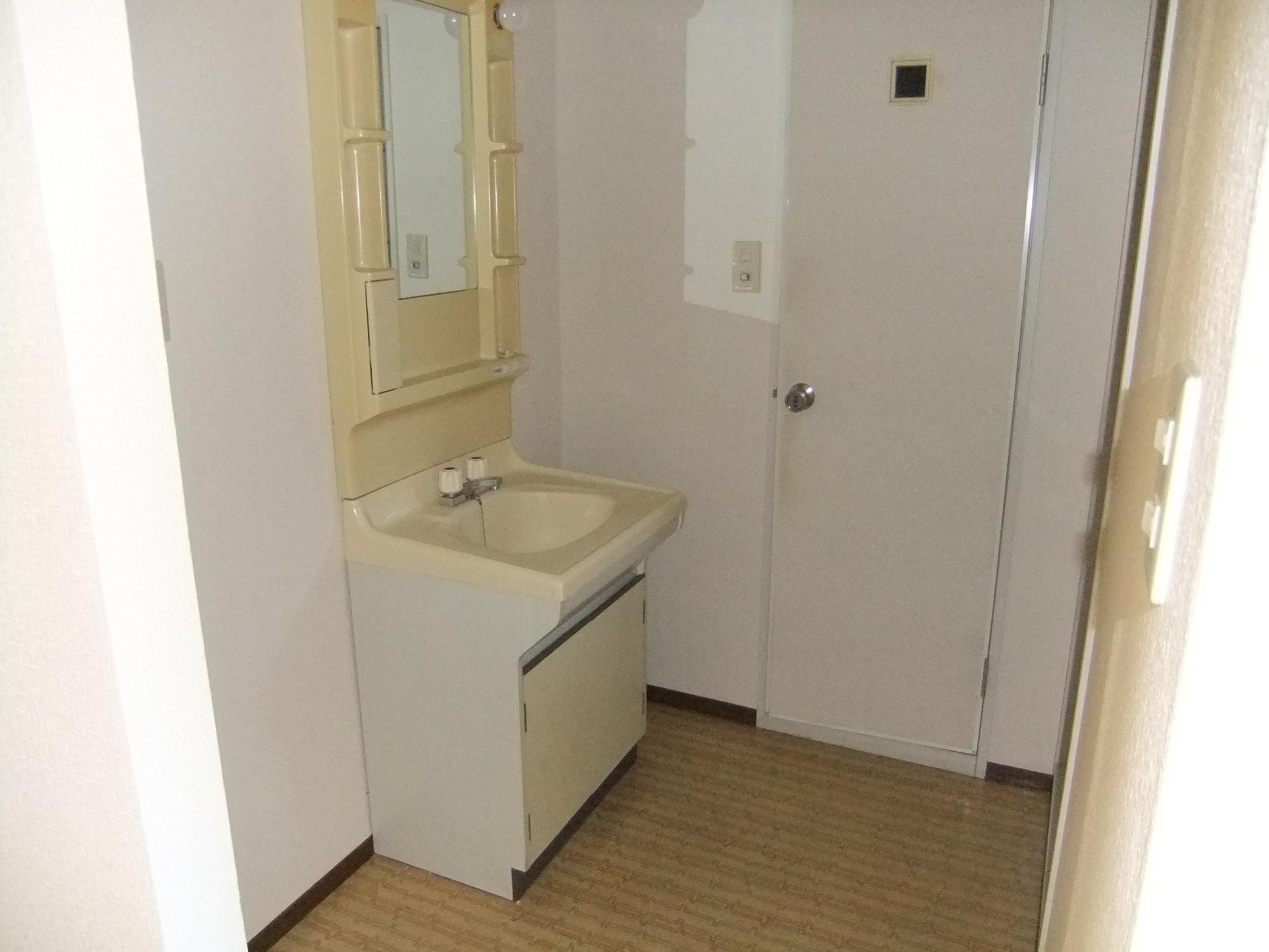 Washroom. Basin of this side is put laundry The back of the door is the toilet