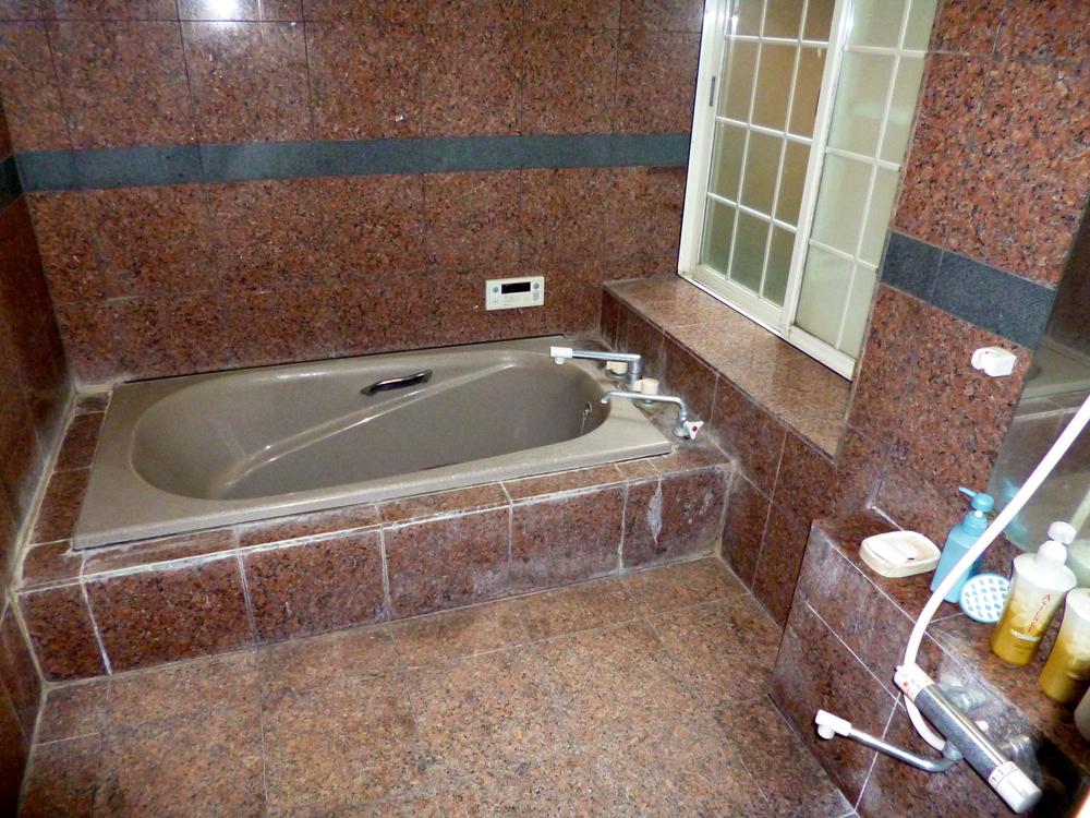 Bathroom. Guests can enjoy a hot spring in the bathroom of granite